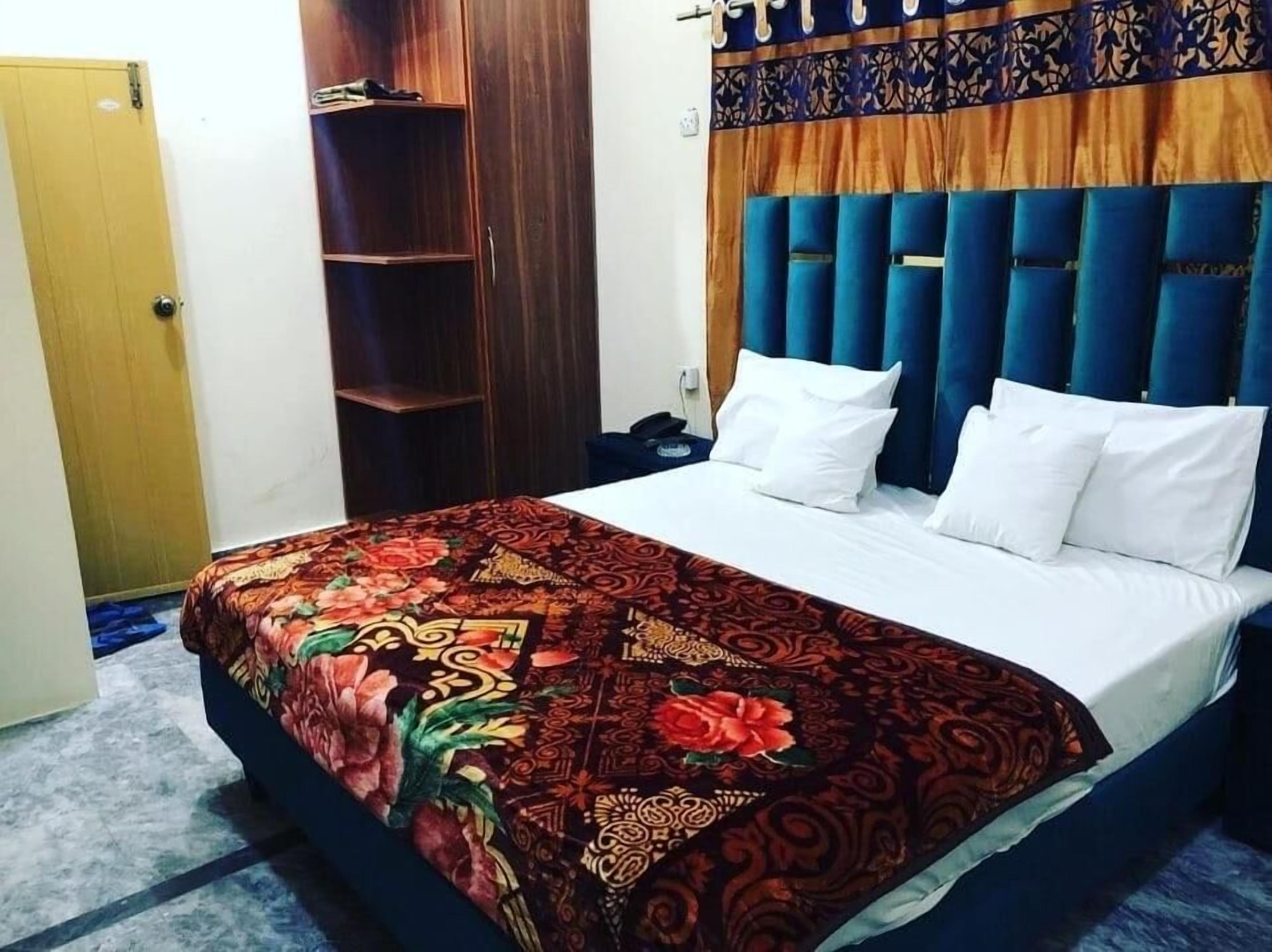 deluxe double room | soundproofing, iron/ironing board, free wifi