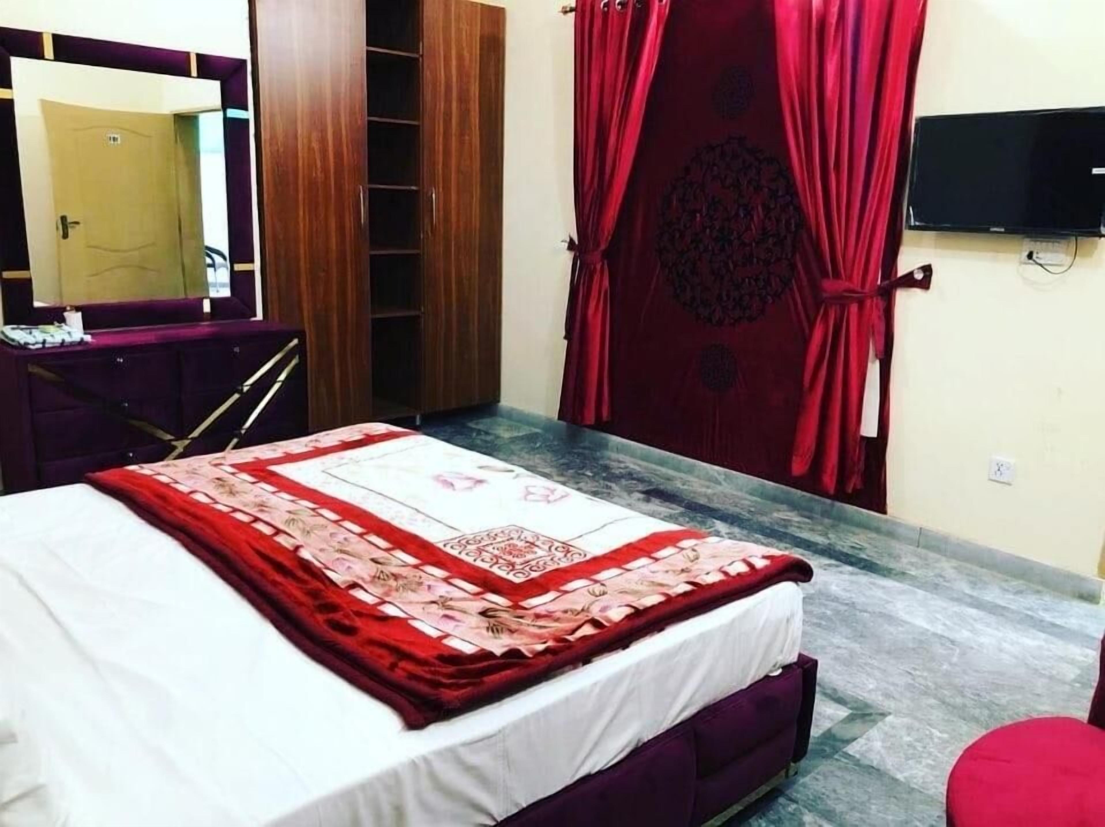 deluxe double room | soundproofing, iron/ironing board, free wifi