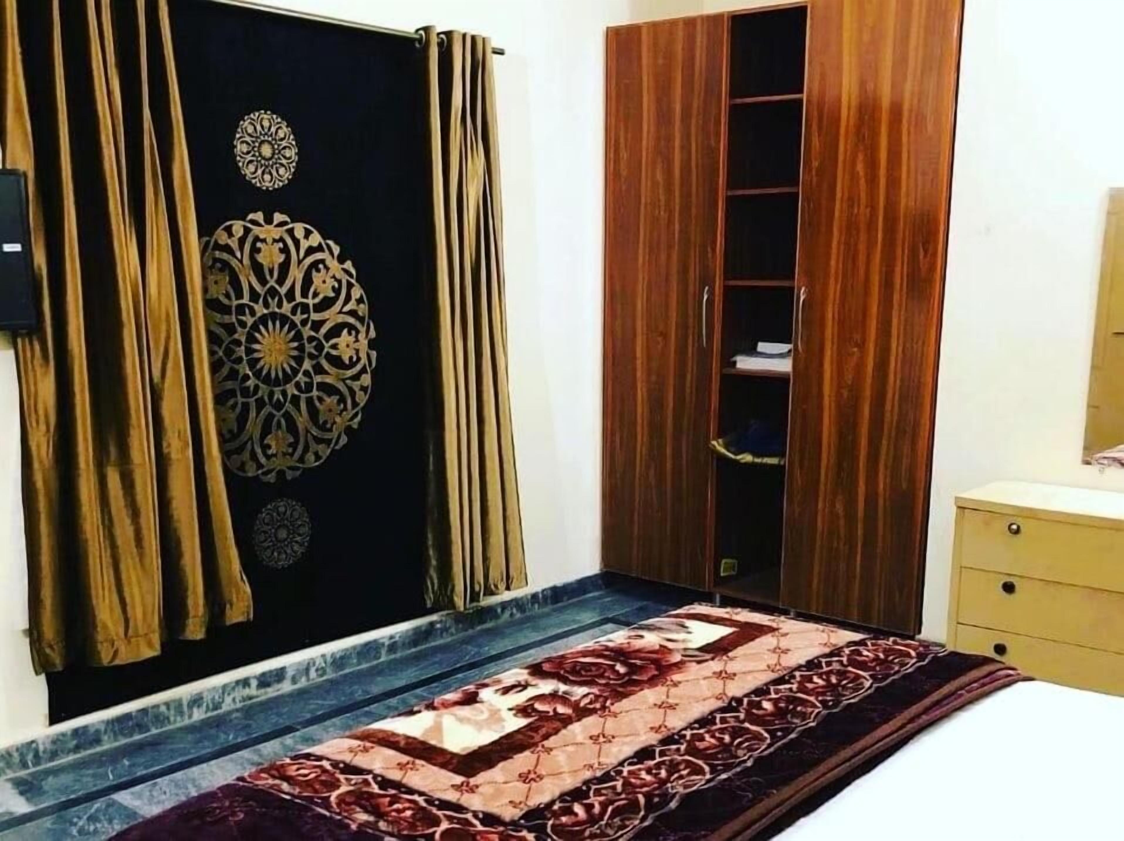 deluxe double room | soundproofing, iron/ironing board, free wifi