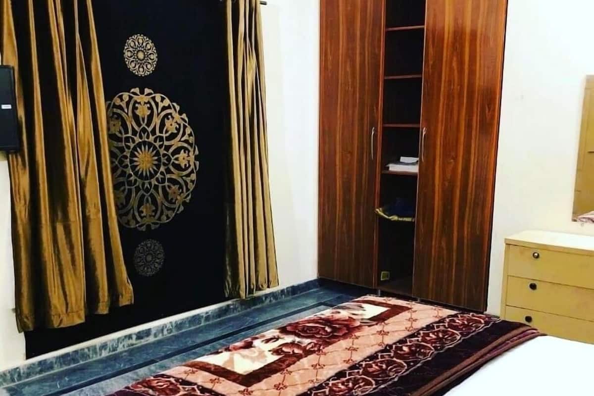 deluxe double room | soundproofing, iron/ironing board, free wifi