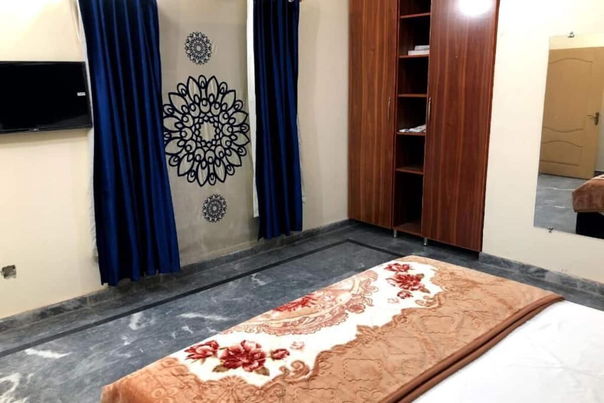 deluxe double room | soundproofing, iron/ironing board, free wifi