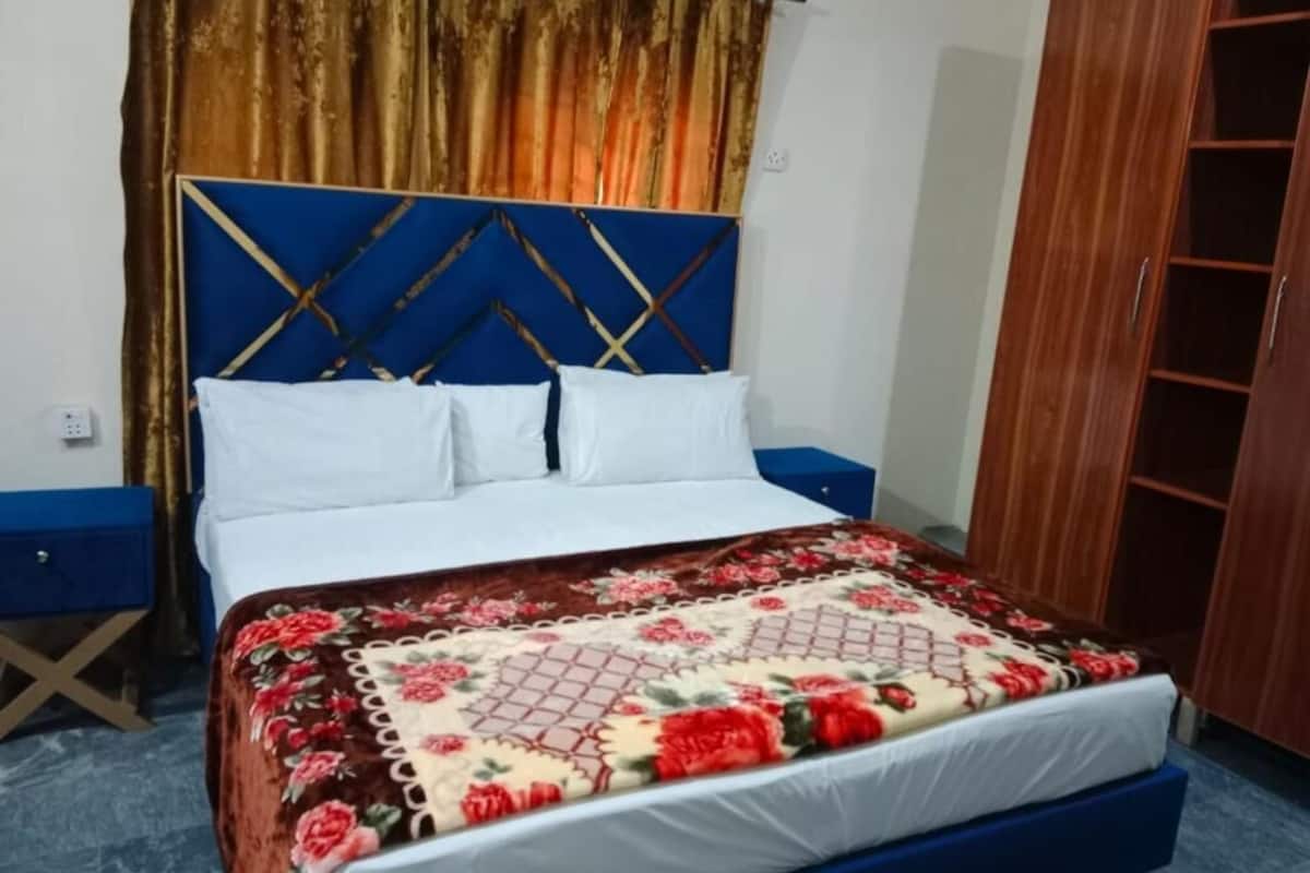 deluxe double room | soundproofing, iron/ironing board, free wifi