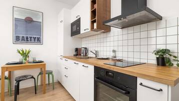 KĂŒhlschrank, Mikrowelle, Ofen, Herdplatte