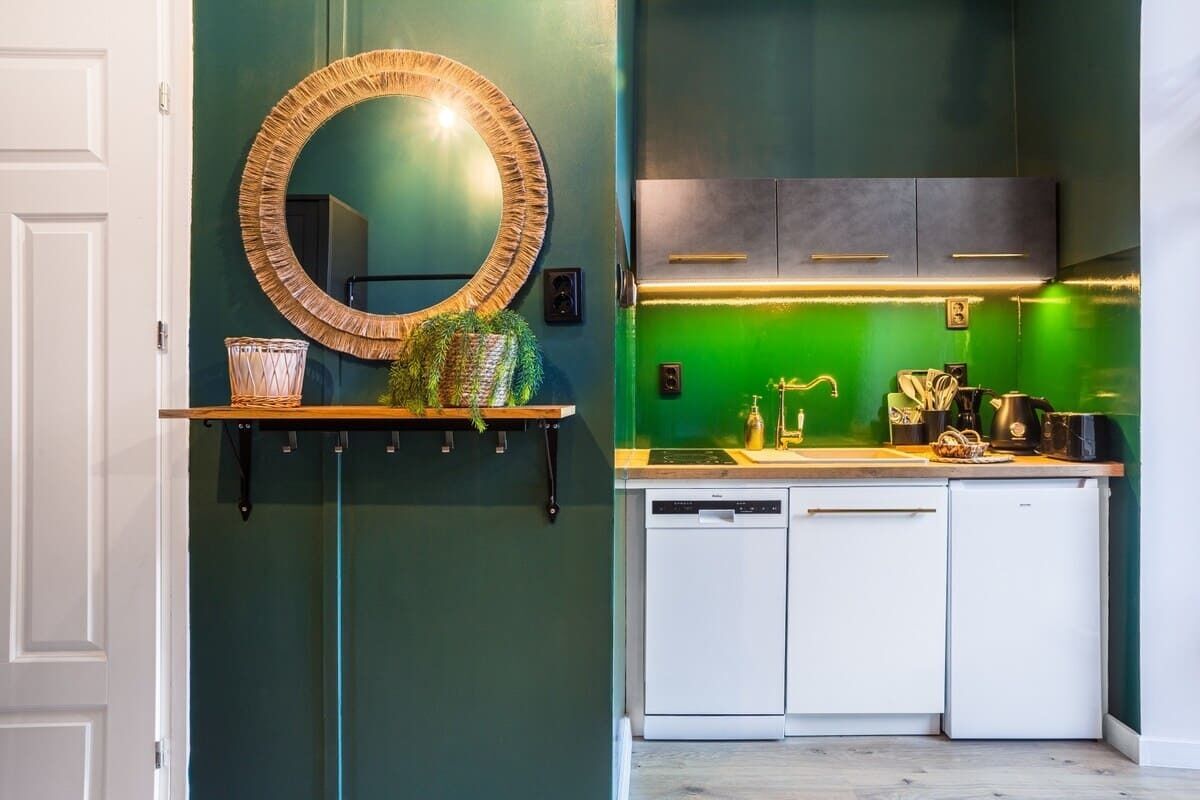 Frigorífico, microondas, placa de cocina y lavavajillas