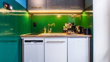 Frigorifero, microonde, piano cottura, lavastoviglie