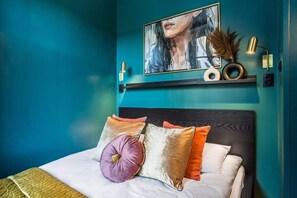 Desk, iron/ironing board, WiFi, bed sheets