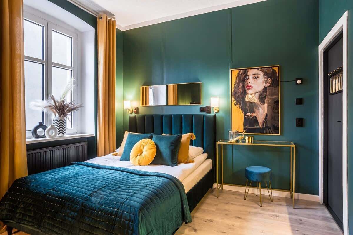 Tabla de planchar con plancha, wifi, ropa de cama