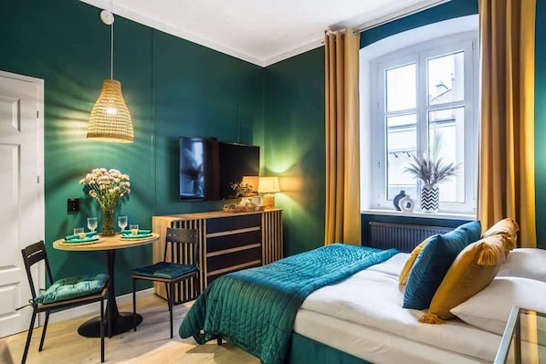 Iron/ironing board, WiFi, bed sheets