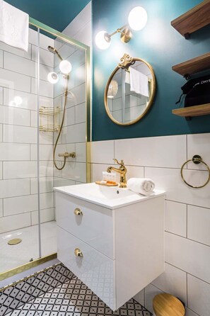 Douche, sèche-cheveux, shampoing