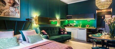 Een strijkplank/strijkijzer, wifi, beddengoed