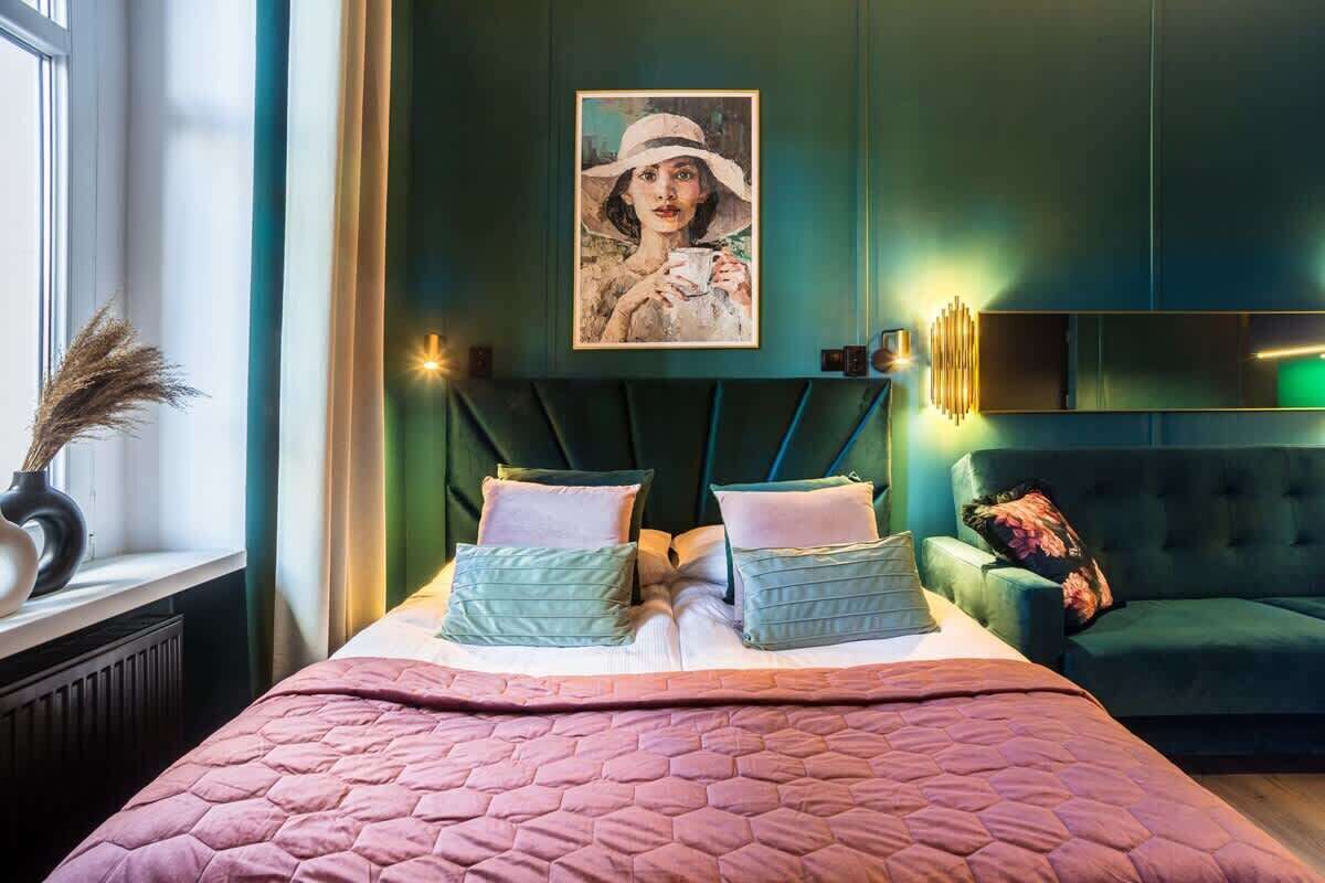 Tabla de planchar con plancha, wifi, ropa de cama