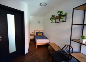 3 bedrooms, desk, iron/ironing board, free WiFi