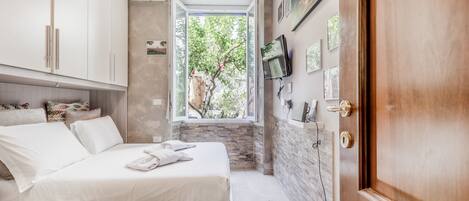 1 bedroom, in-room safe, desk, iron/ironing board