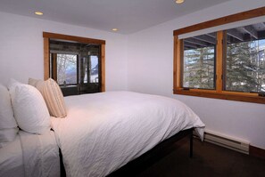 4 bedrooms, iron/ironing board, travel cot, WiFi - Mountain Vista, 4BD/3BA House, Pet Friendly! (Skyland & Surrounding Areas)
