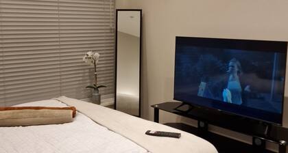 London City Apartment, close to Train stations /metro, restaurants & shops