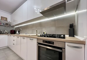 Fridge, oven, stovetop, dishwasher