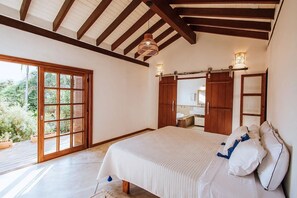 5 bedrooms, iron/ironing board, WiFi, bed sheets
