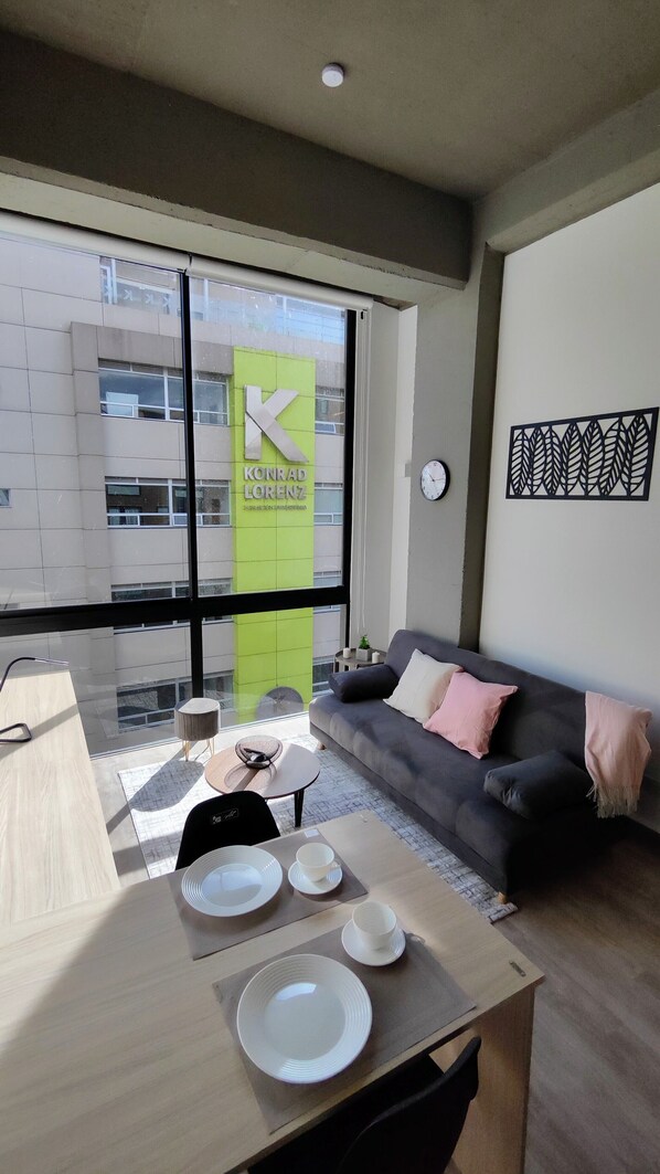 Lägenhet | Vardagsrum | 32-tums platt-tv med digitalkanaler, Netflix och streamingtjänster