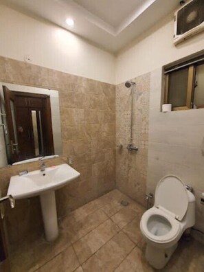 Leilighet – deluxe | Bad | Dusj, designertoalettartikler, håndklær og såpe