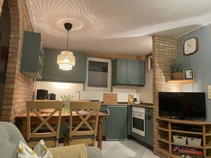 Fridge, oven, stovetop, coffee/tea maker