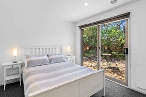 4 bedrooms, iron/ironing board, WiFi, bed sheets - Beachside Bliss I Walk to Beach I Heated Pool (Aireys Inlet)