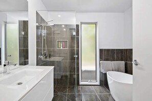 Shower - Beachside Bliss I Walk to Beach I Heated Pool (Aireys Inlet)