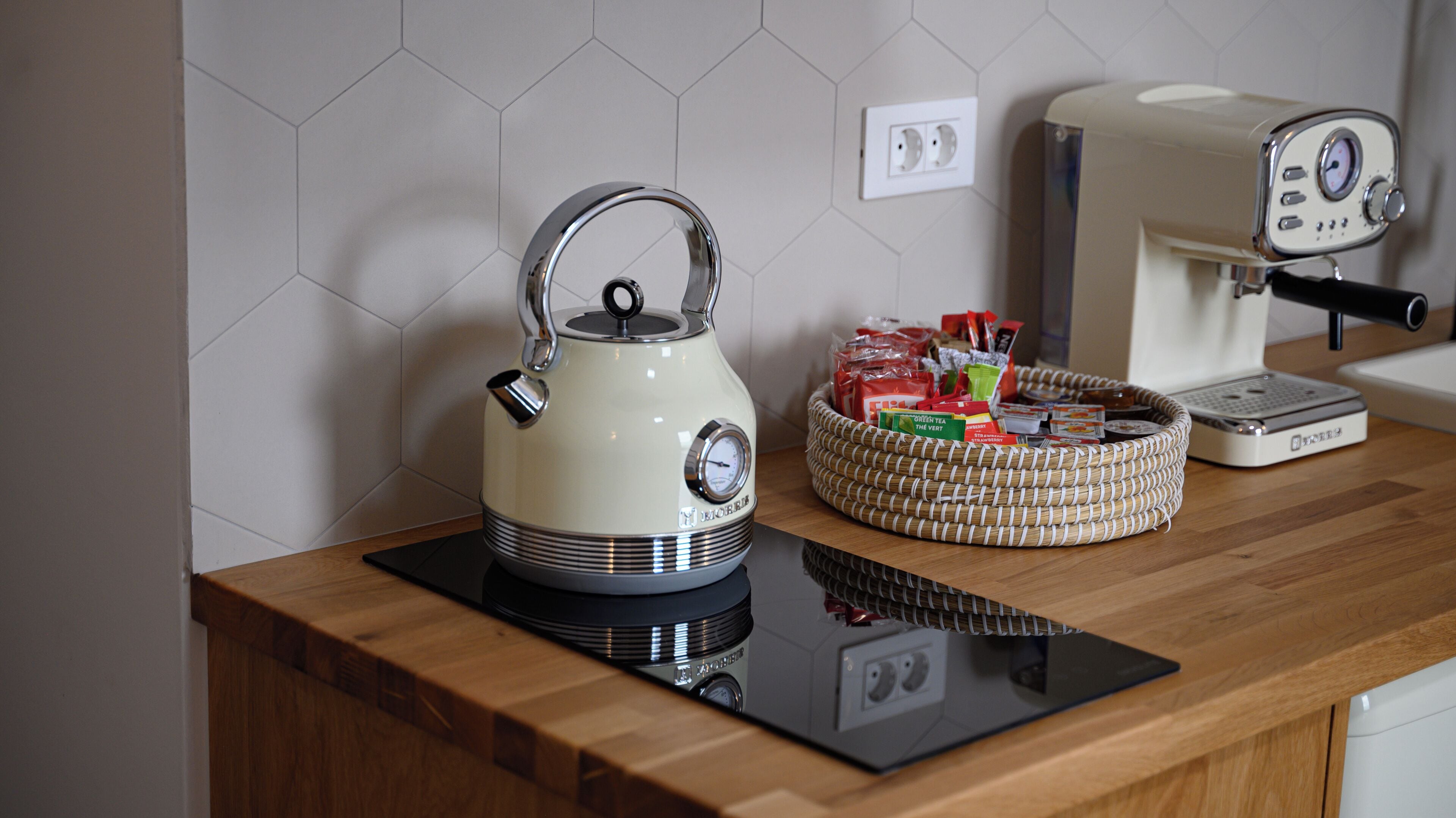 green diamond suite with hot tub | coffee and/or coffee maker