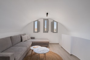 White Diamond Suite with Hot Tub | Oppholdsområde | En 32-tommers smart-TV med digitale kanaler