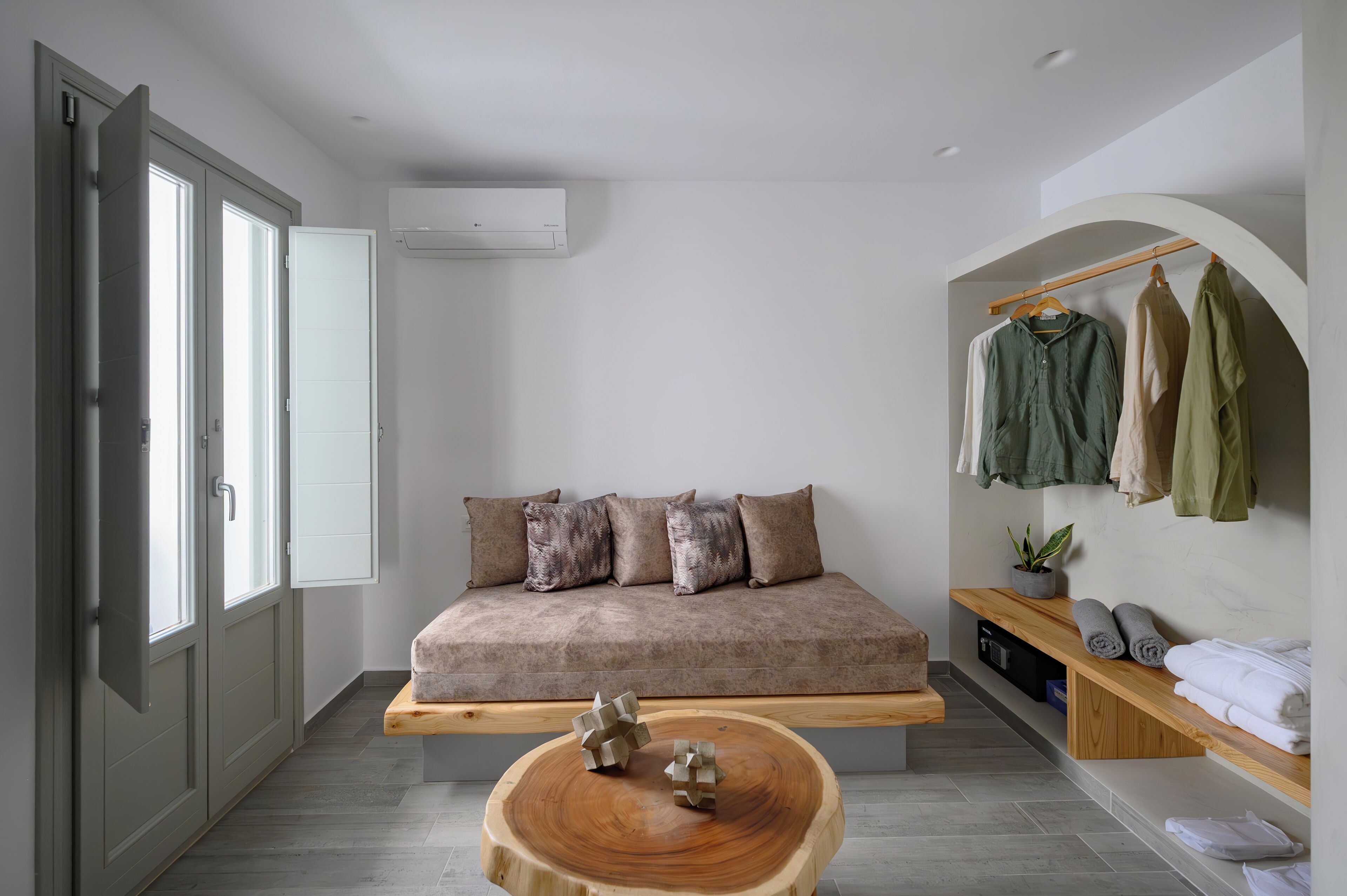 green diamond suite with hot tub | living area | 32-inch smart tv with digital channels