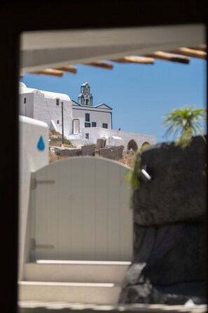 Blue Diamond Suite with Hot Tub | Utsikt mot gårdsplass