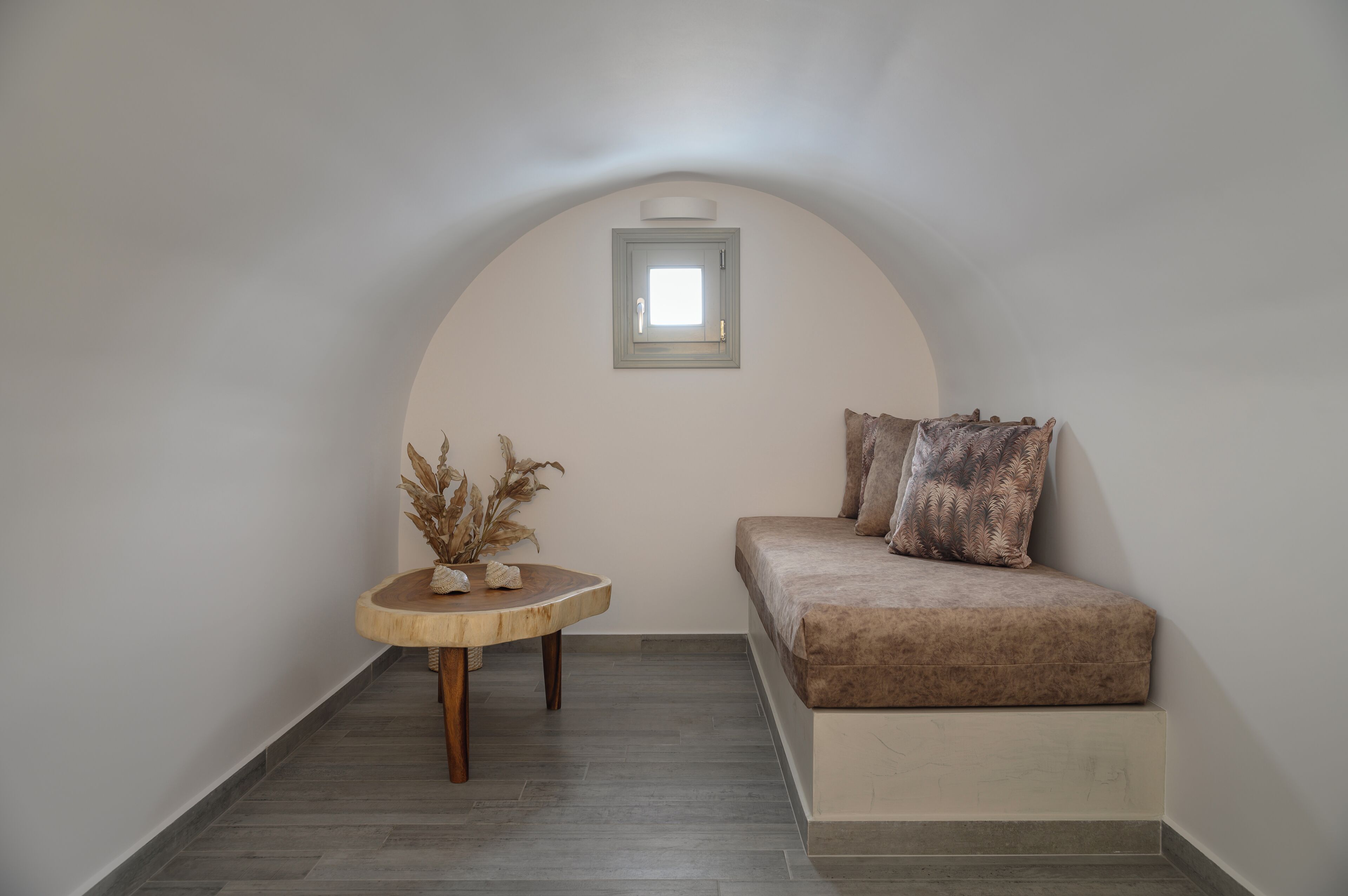 gold diamond suite with hot tub | living area | 32-inch smart tv with digital channels