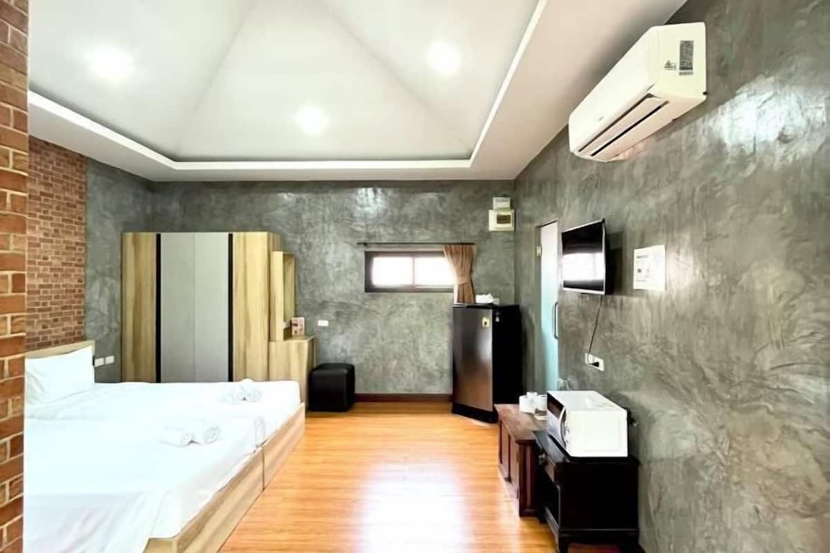 1 habitación, decoración personalizada, muebles diferentes y escritorio