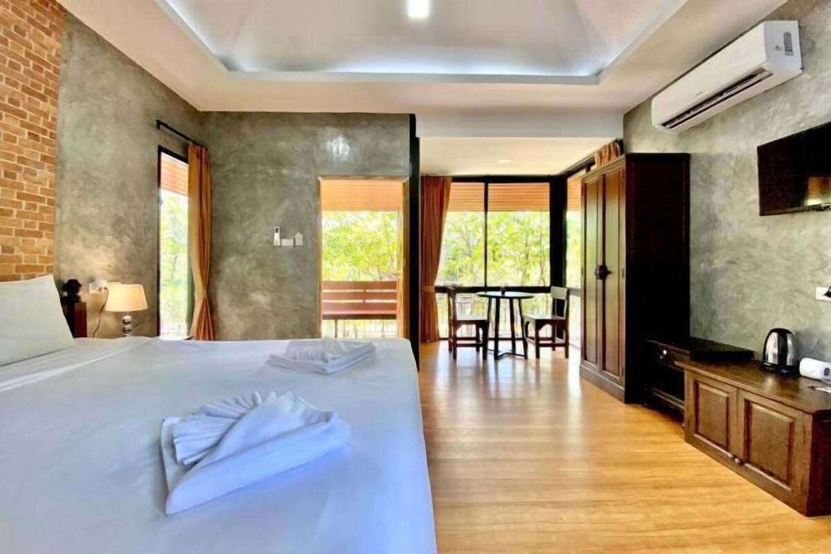 1 bedroom, desk, blackout drapes, WiFi (free)