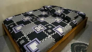 Kamar Double Basic | Meja kerja, ruang kerja ramah laptop, Wi-Fi gratis, dan seprai linen