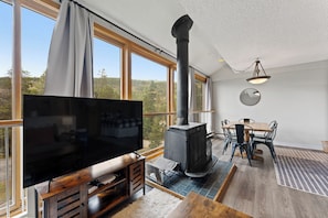 Smart TV, fireplace