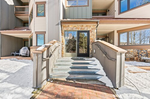 Nostalgic Mountain Getaway, Only a Short Walk to Lifts or River Run!