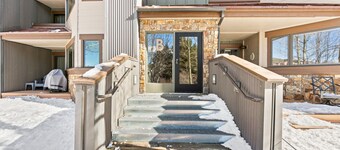 Nostalgic Mountain Getaway, Only a Short Walk to Lifts or River Run!