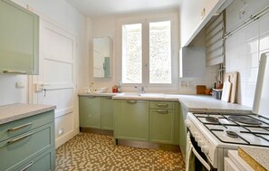 Kjøleskap, ovn, kokeplater og oppvaskmaskin