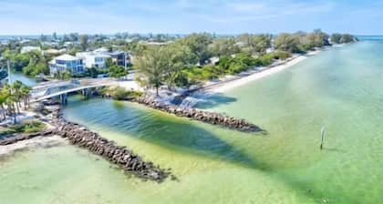 Anna Maria Cottage with Golf Cart