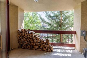 Condo, 2 Bedrooms | Property grounds