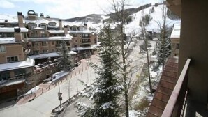 Un pueblo cubierto de nieve con edificios y árboles.