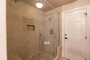 Condo, 2 habitaciones | Baño | Toallas