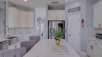 House, 5 Bedrooms | Private kitchen | Fridge, oven, coffee/tea maker, toaster