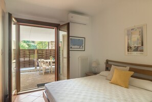 Iron/ironing board, free WiFi, bed sheets - Apartment Aqua near to the lake and the beach (Manerba del Garda)
