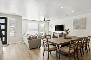 Maison en rangée, 4 chambres | Aire de séjour | Téléviseur connecté, services de diffusion en continu