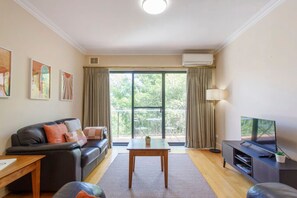 TV - Pakenham Hideaway - Apartment in Central Fremantle (Fremantle)