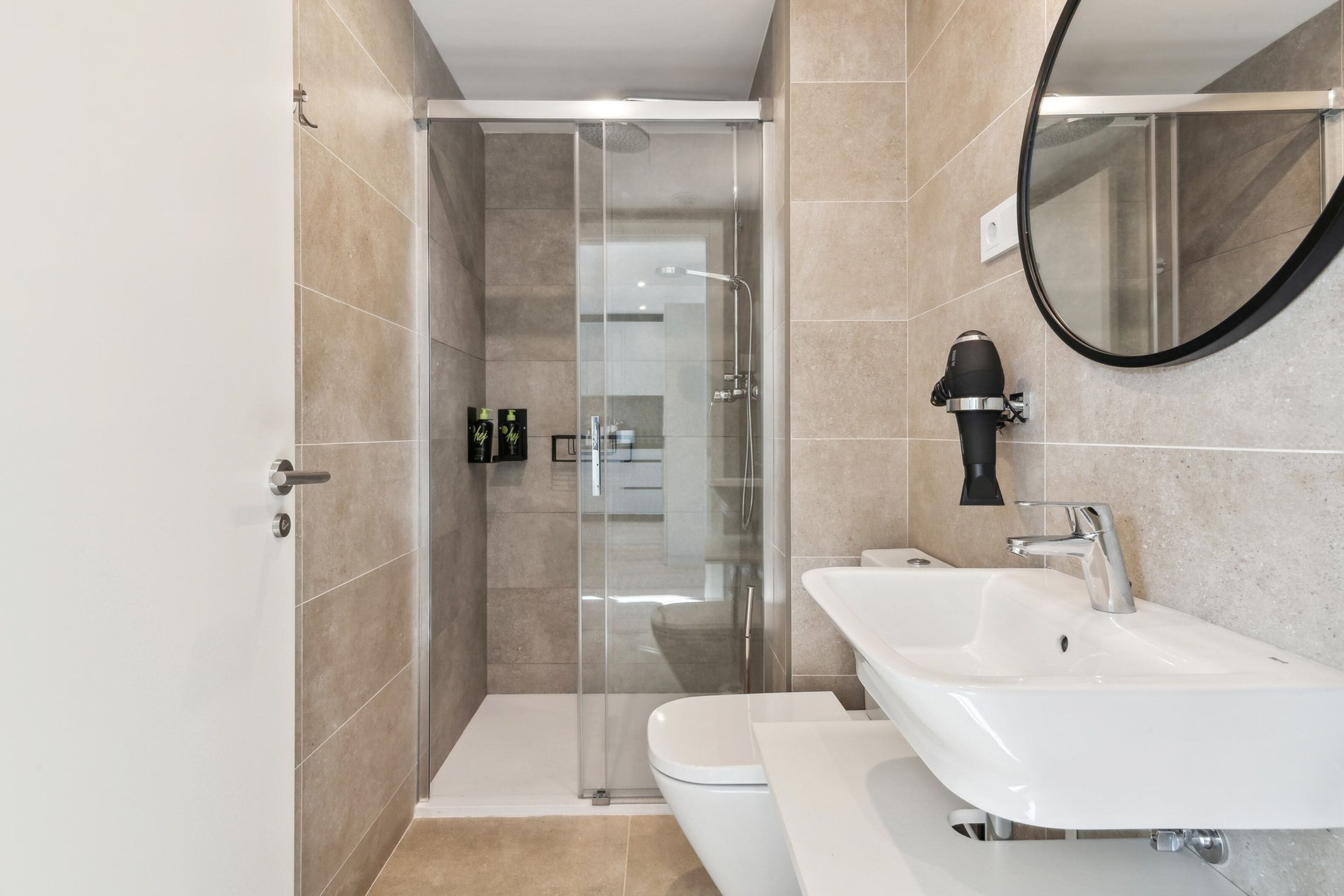 Appartement | Badkamer | Milieuvriendelijke toiletartikelen, een haardroger, handdoeken, zeep