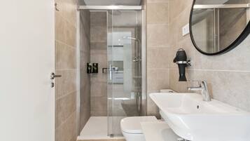 Appartement | Badkamer | Milieuvriendelijke toiletartikelen, een haardroger, handdoeken, zeep
