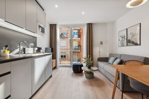 Appartement | Privékeuken | Een koelkast, een microgolfoven, een kookplaat, een vaatwasser