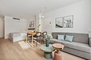Studio Apartment with sofa bed + balcony | Living area | 50-inch TV with satellite channels - Limehome Valencia Carrer del Pare Palau (Valencia)